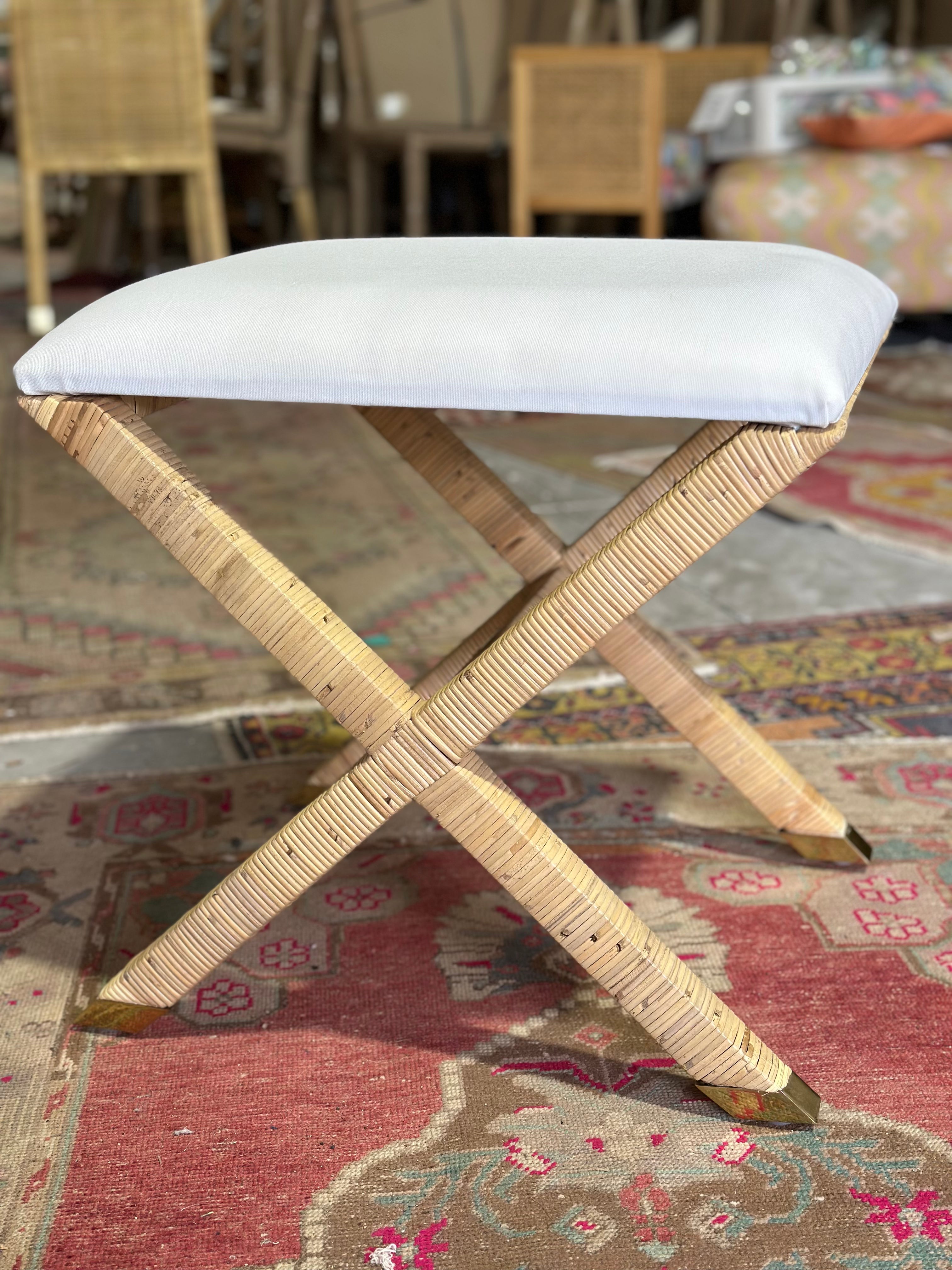 X leg deals stool