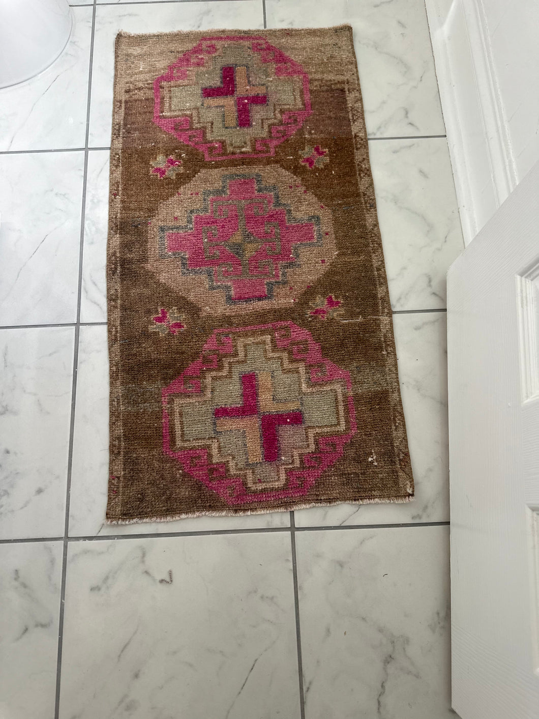 2x3 Brown/Hot pink Turkish rug