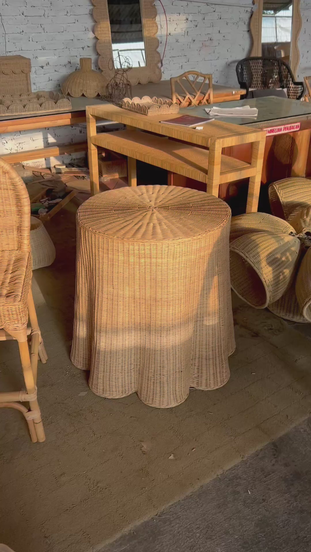 Scalloped Round Abanik Table